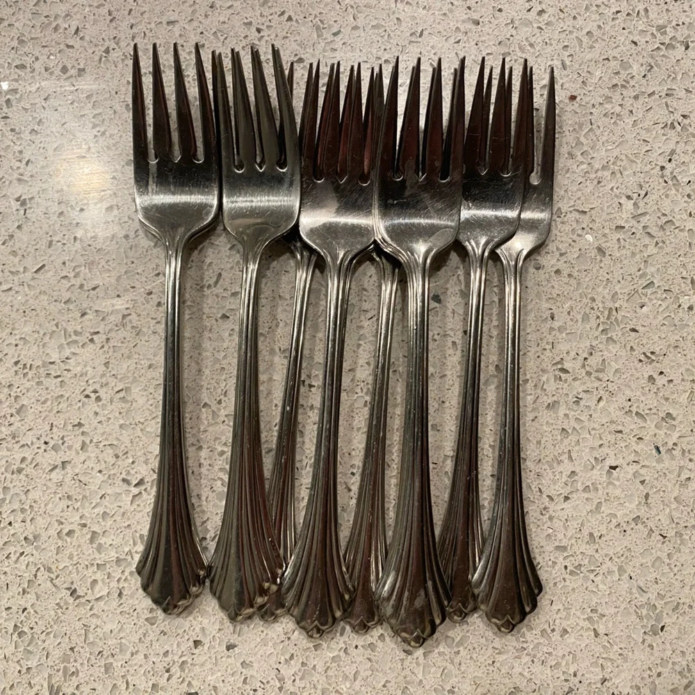 Oneida Bancroft Stainless Steel Silver Salad Fork - Classic Fluted Handle